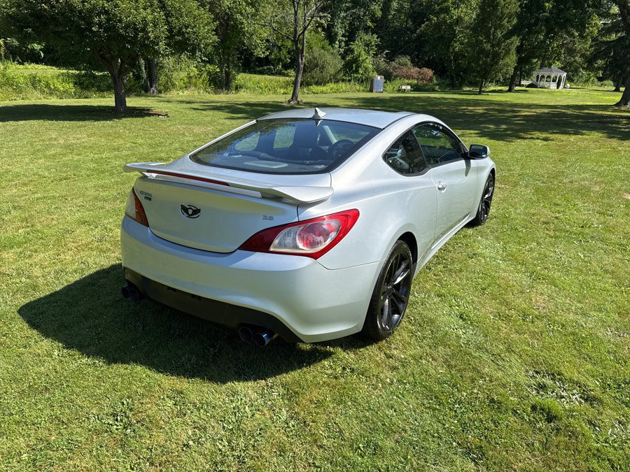 Used 2010 Hyundai Genesis 3.8 RWD image 18