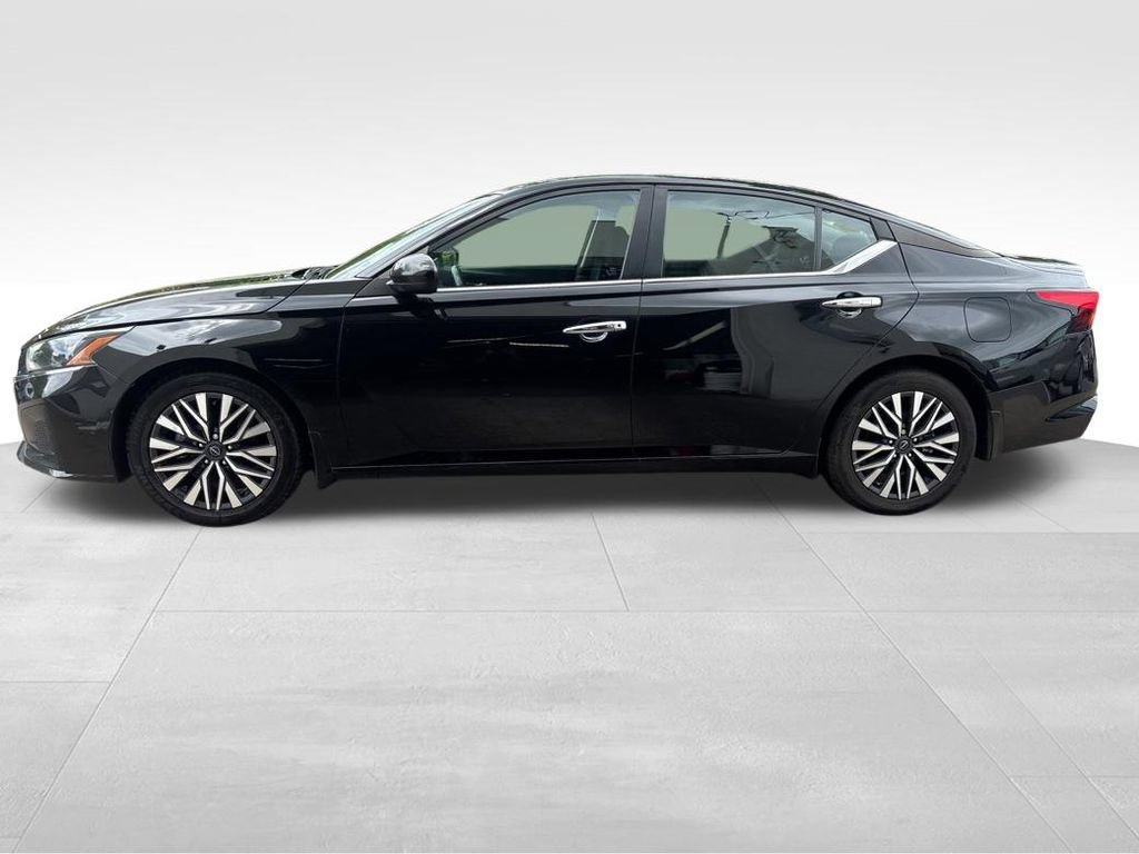 Used 2024 Nissan Altima 2.5 SV w/ SV Premium Package FWD image 3