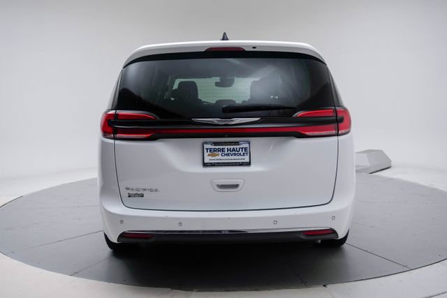 Used 2024 Chrysler Pacifica Touring-L image 6