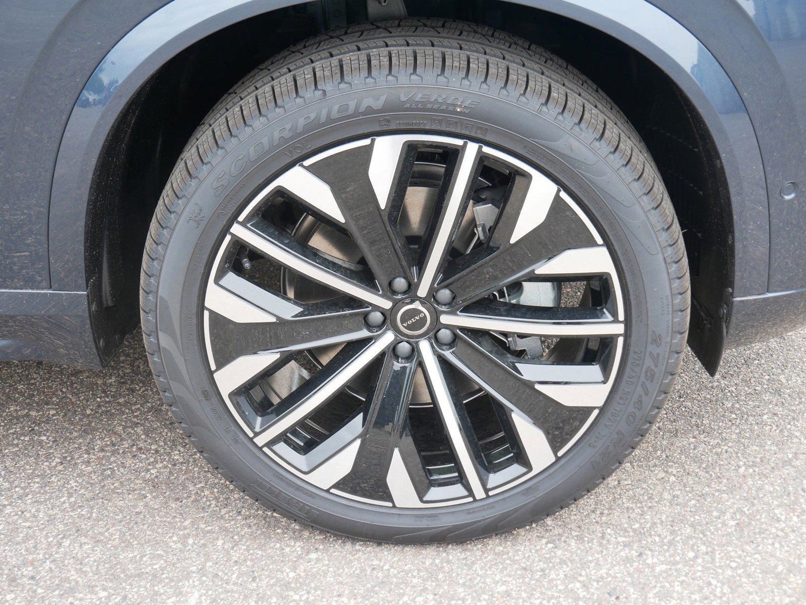 New 2026 Volvo XC90 B6 Plus w/ Protection Package Premier image 4