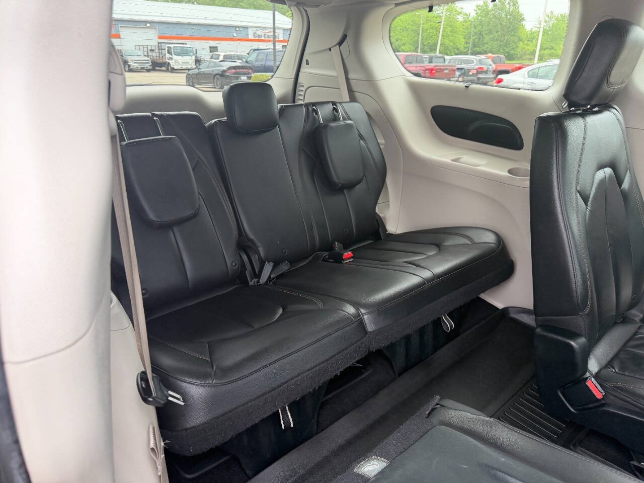Used 2017 Chrysler Pacifica Touring-L FWD image 14