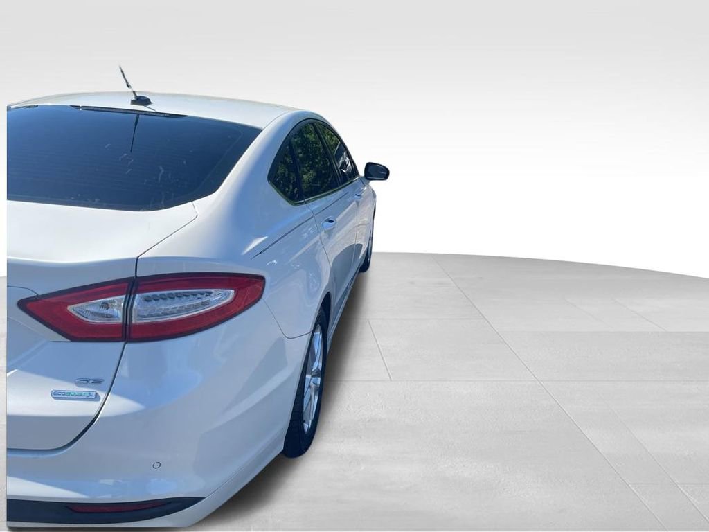 Used 2016 Ford Fusion SE FWD image 5