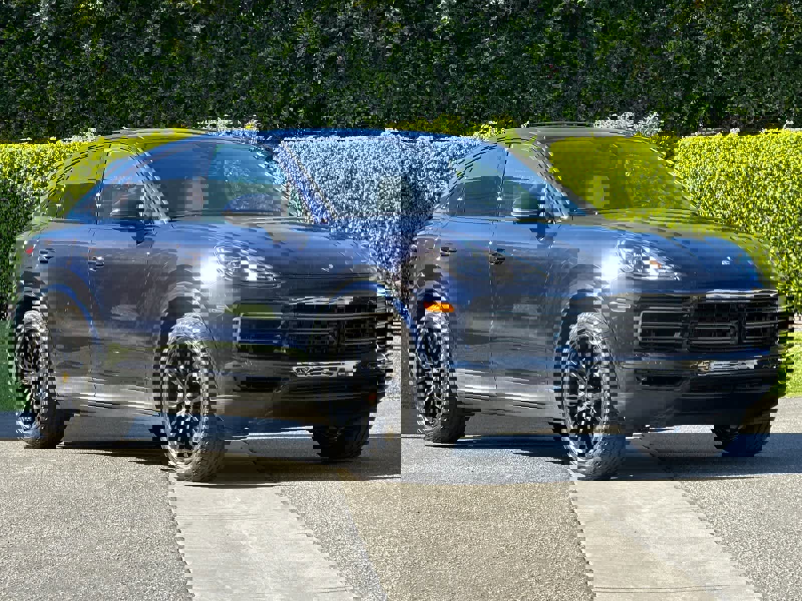 Certified 2023 Porsche Cayenne Platinum Edition w/ Towing Package w/o Tow Ball image 10