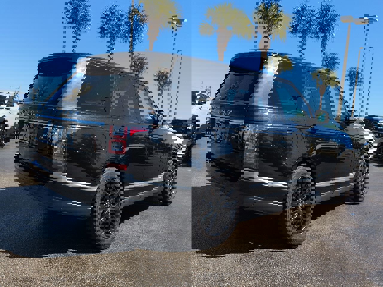 Used 2017 Land Rover Range Rover HSE image 4