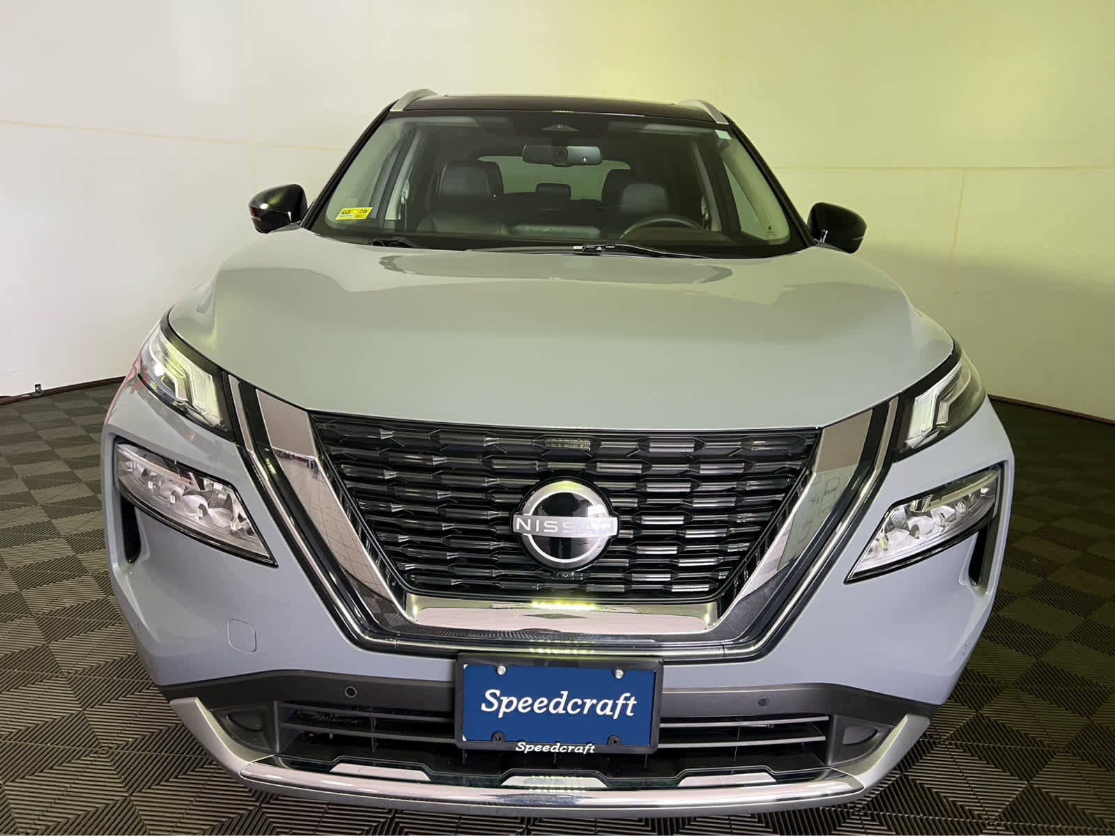 Used 2023 Nissan Rogue Platinum image 2