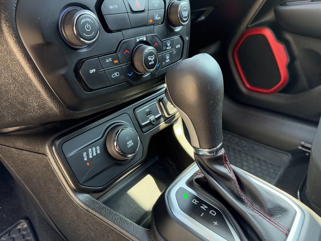 Used 2023 Jeep Renegade Latitude w/ Sun/Sound Group AWD/4WD image 32