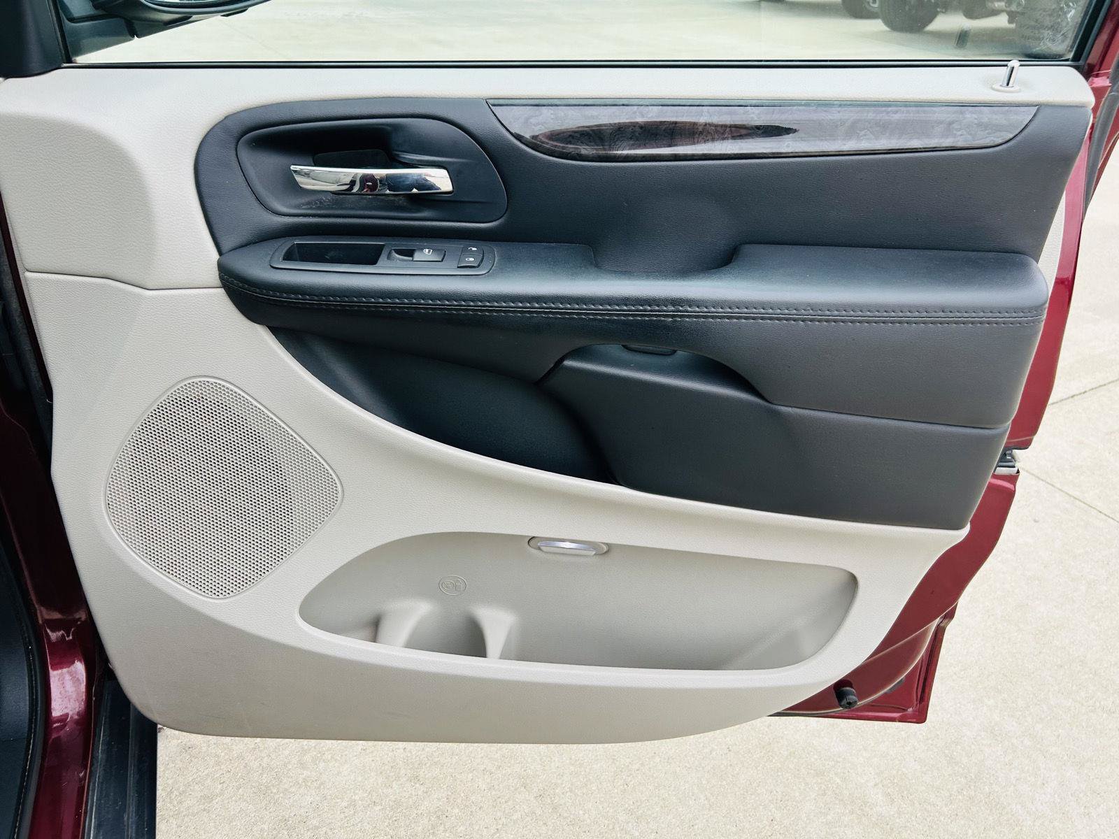 Used 2016 Dodge Grand Caravan American Value Package w/ UConnect Hands-Free Group FWD image 23