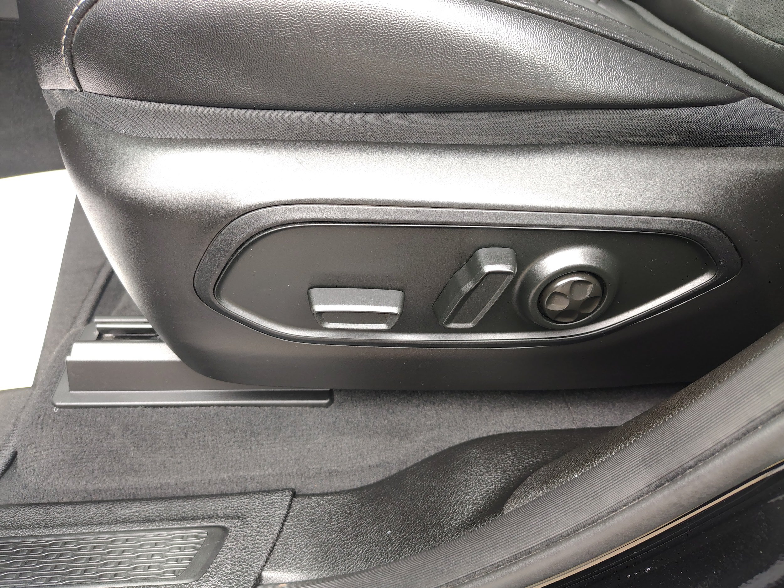 Certified 2024 Jeep Grand Cherokee L Altitude AWD/4WD image 19