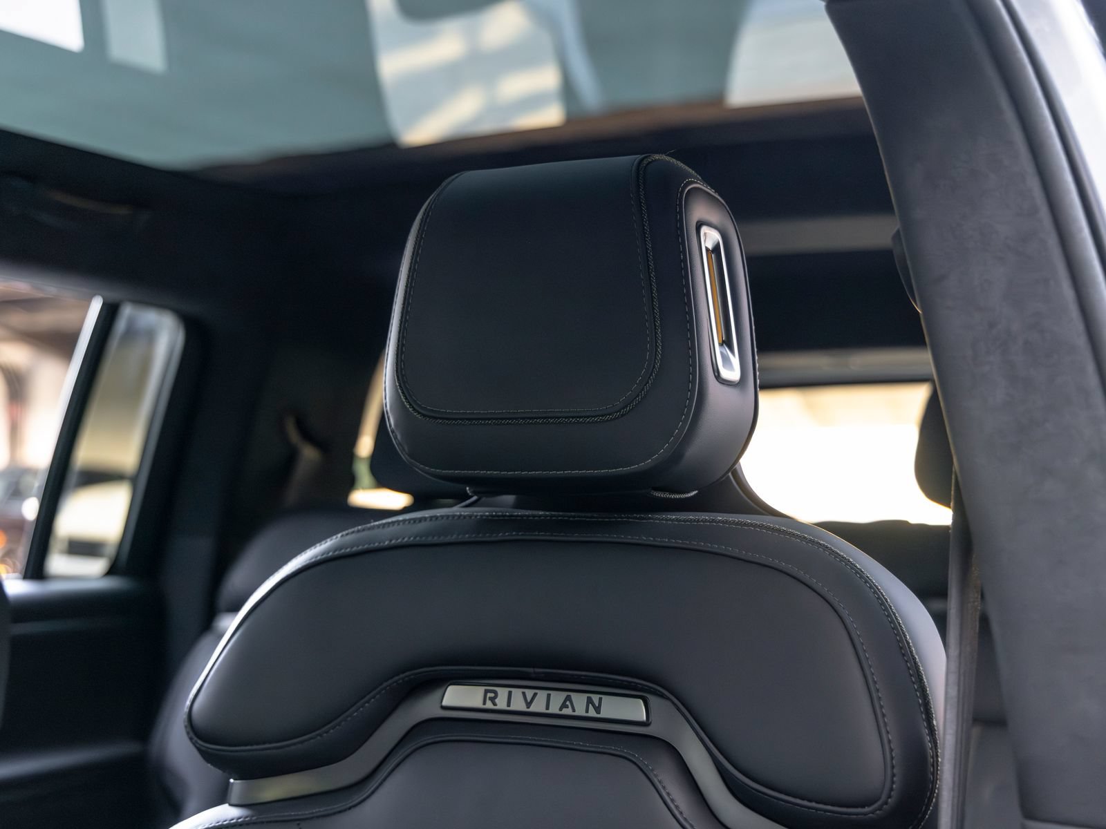 Used 2025 Rivian R1S Adventure Dual AWD/4WD image 25