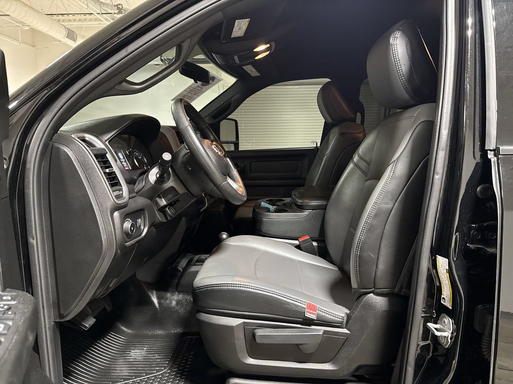 Used 2024 RAM 3500 Tradesman w/ Chrome Appearance Group AWD/4WD image 19