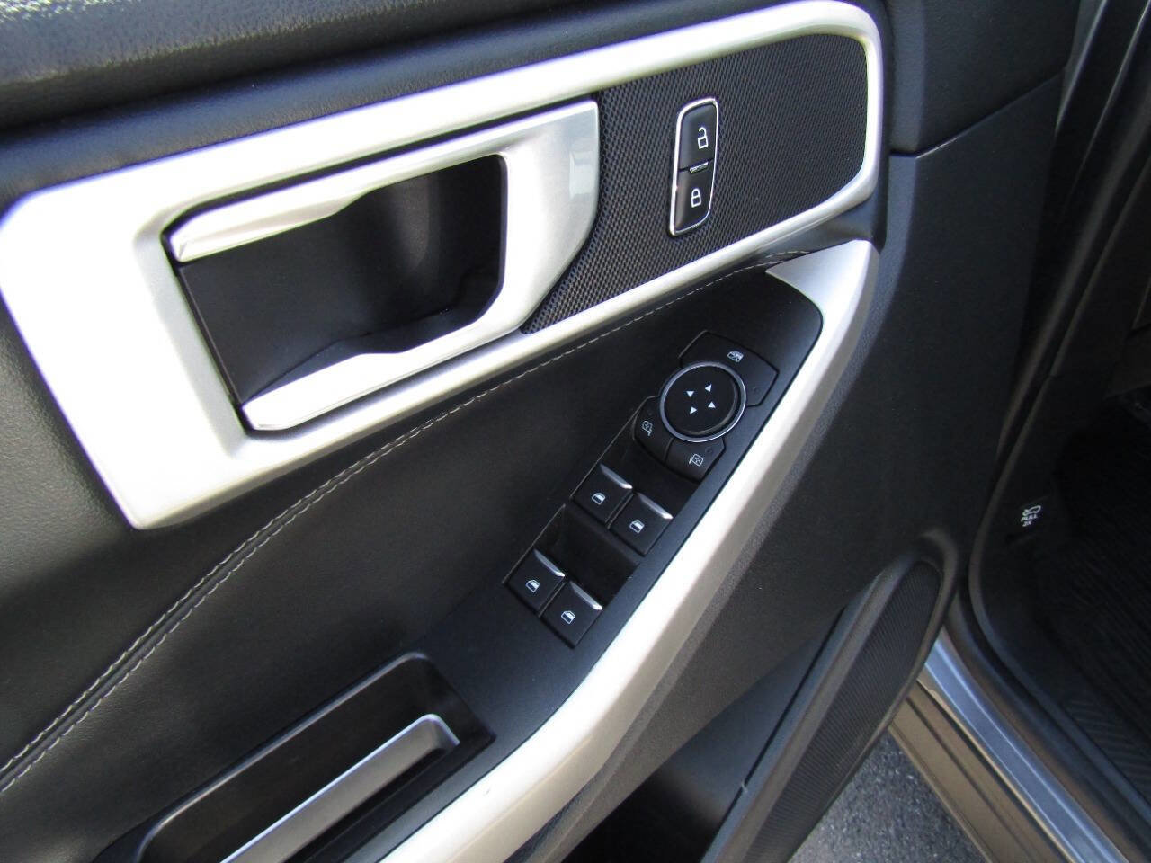Used 2022 Ford Explorer XLT AWD/4WD image 22