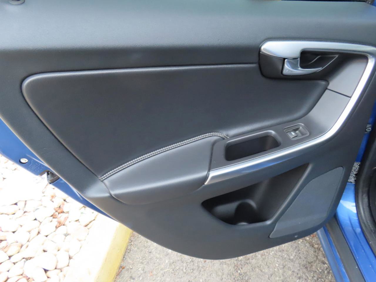 Used 2017 Volvo XC60 T6 R-Design w/ Climate Package image 10