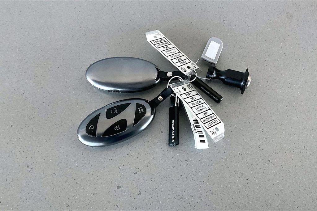 Used 2025 Hyundai Elantra SEL image 11