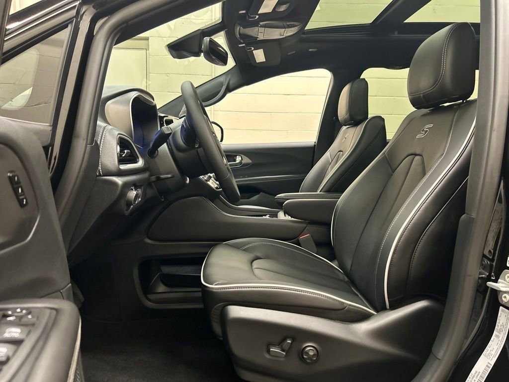 New 2027 Chrysler Pacifica Limited FWD image 7