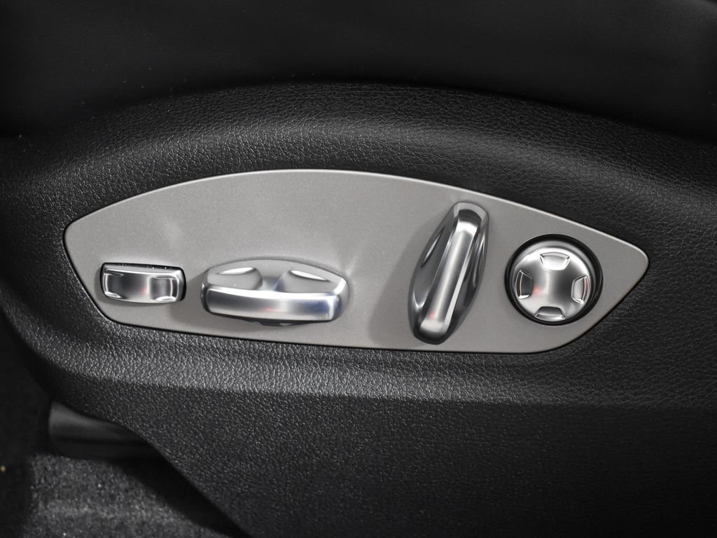 Used 2026 Porsche Macan AWD/4WD image 31
