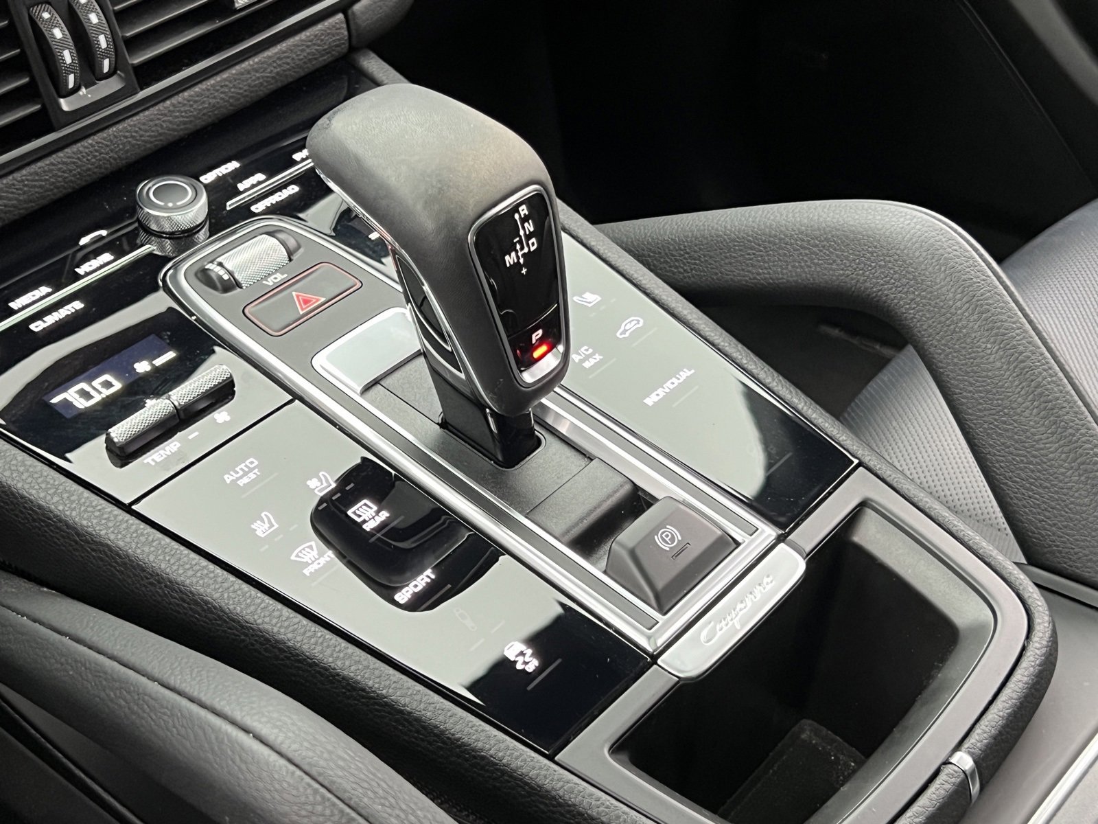 Certified 2022 Porsche Cayenne Platinum Edition image 29