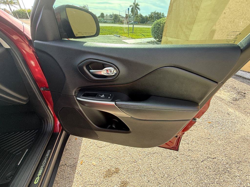 Used 2020 Jeep Cherokee Latitude FWD image 11