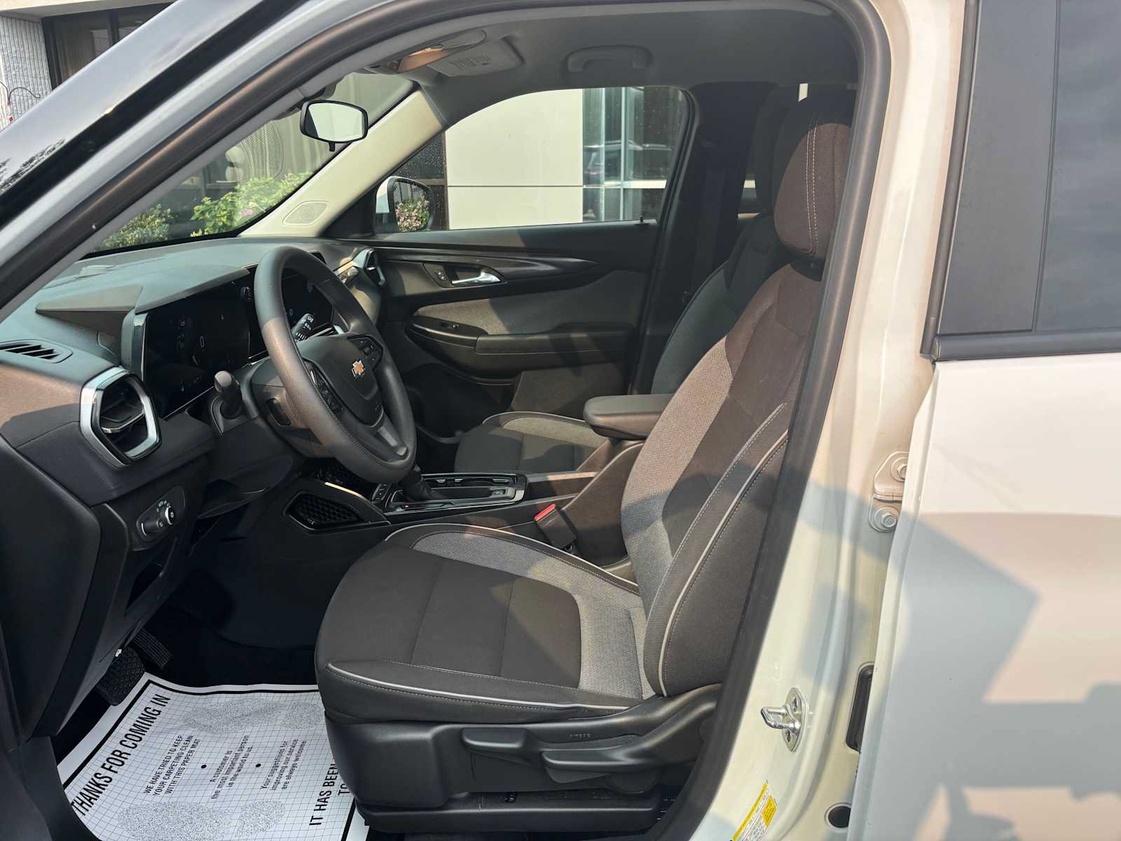 Used 2025 Chevrolet TrailBlazer LT AWD/4WD image 2