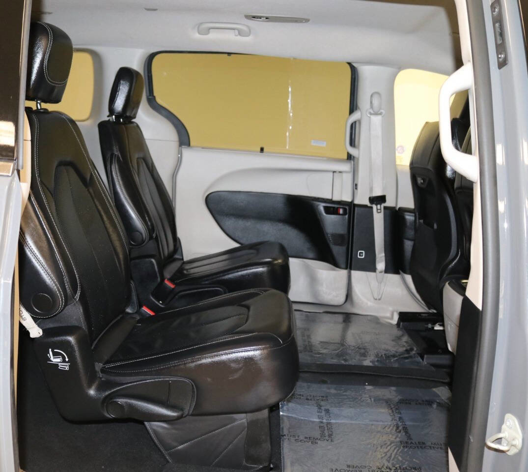 Used 2023 Chrysler Pacifica Touring-L image 21