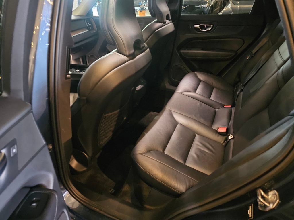 Used 2021 Volvo XC60 T5 Momentum w/ Premium Package AWD/4WD image 12