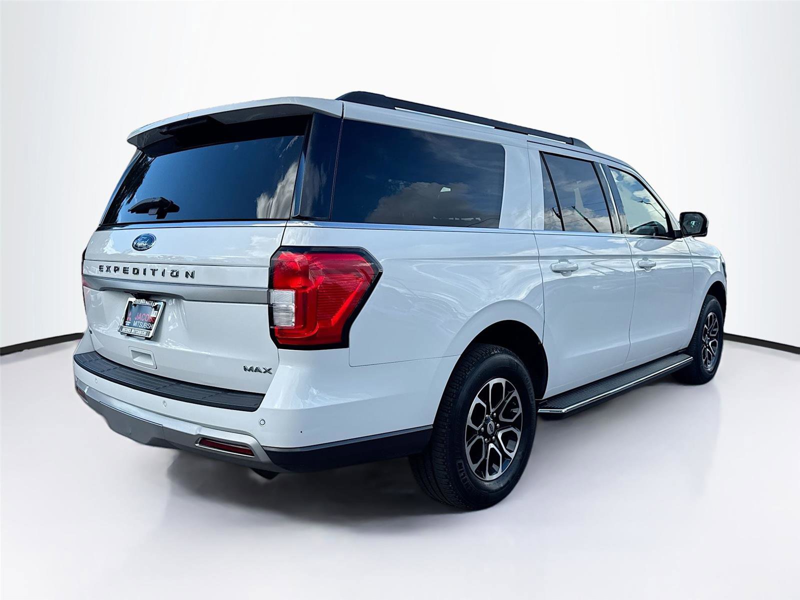 Used 2023 Ford Expedition Max XLT image 7