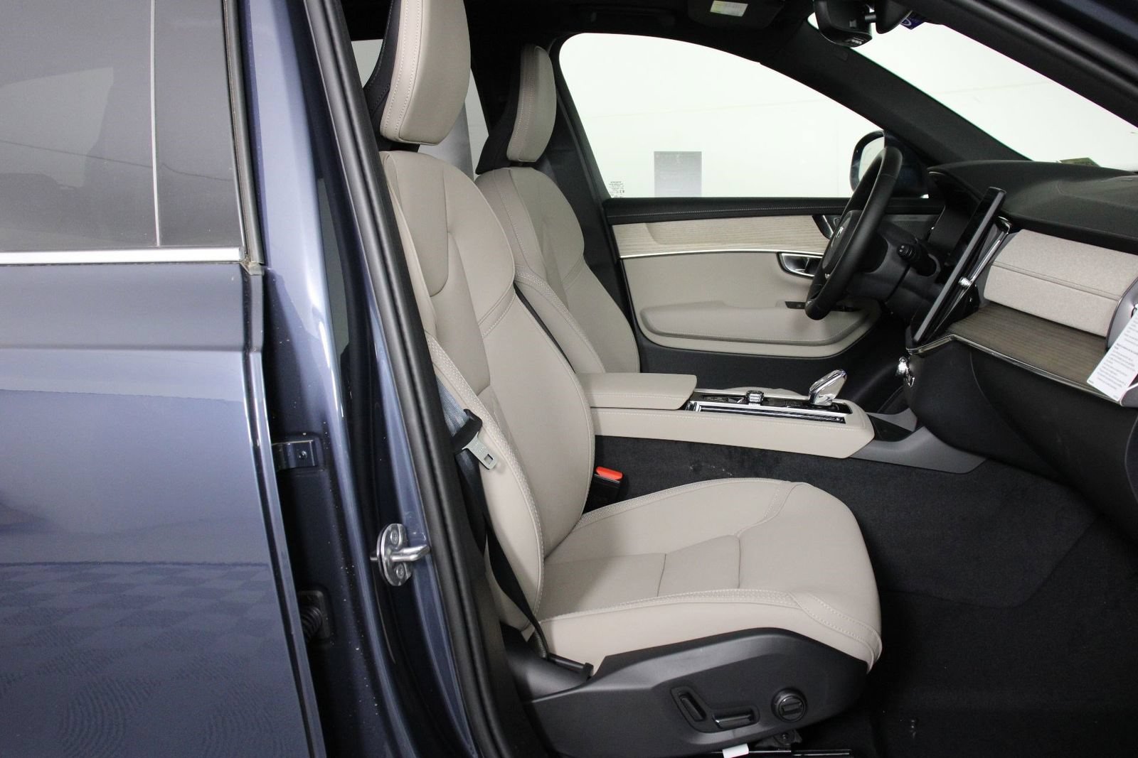 New 2026 Volvo XC90 T8 Plus w/ Protection Package Premier AWD/4WD image 10