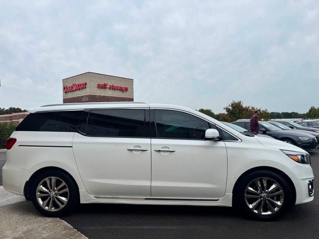 Used 2017 Kia Sedona SX Limited w/ Option Group 030 FWD image 3