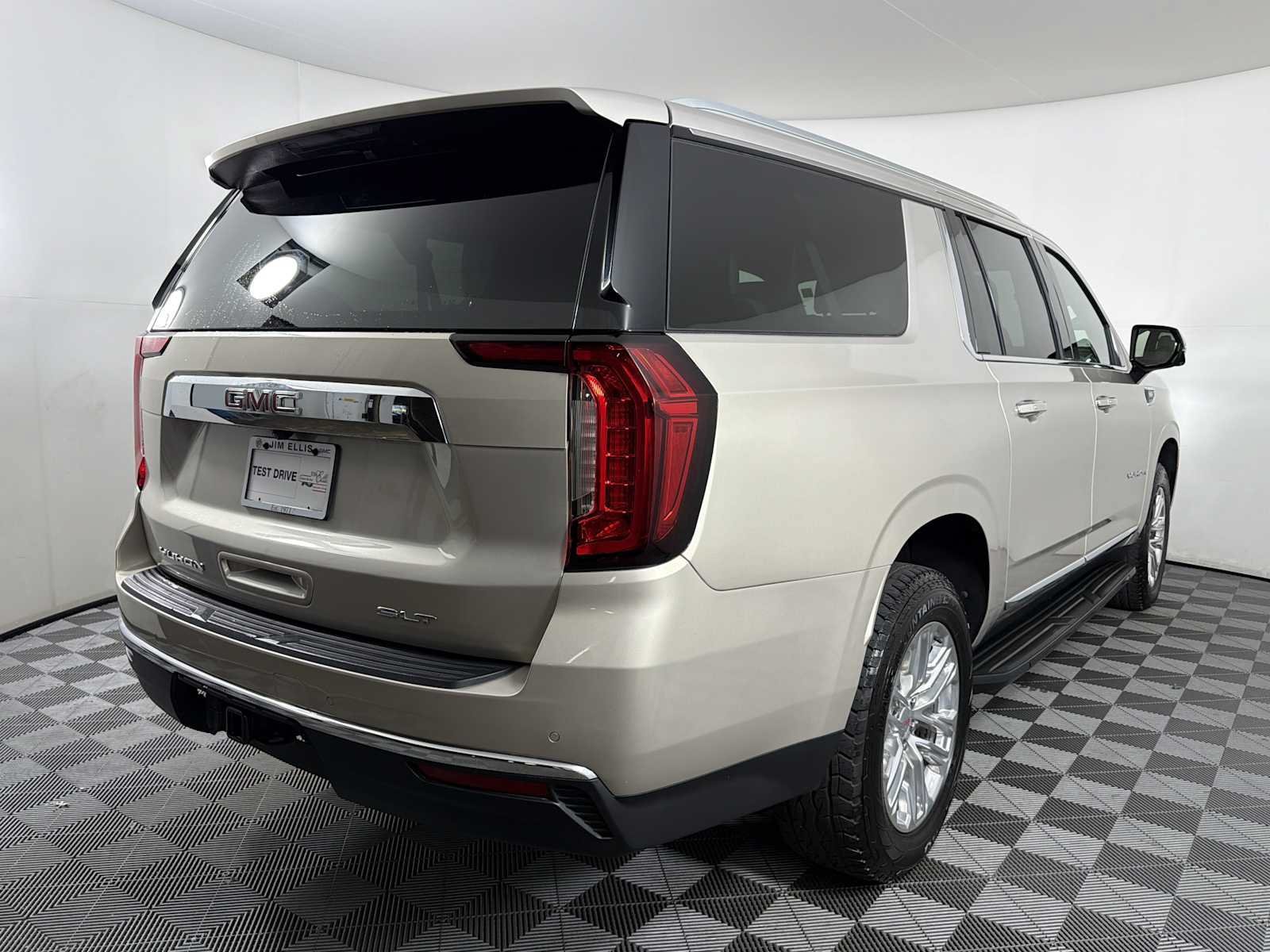 Used 2021 GMC Yukon XL SLT w/ SLT Luxury Plus Package AWD/4WD image 6