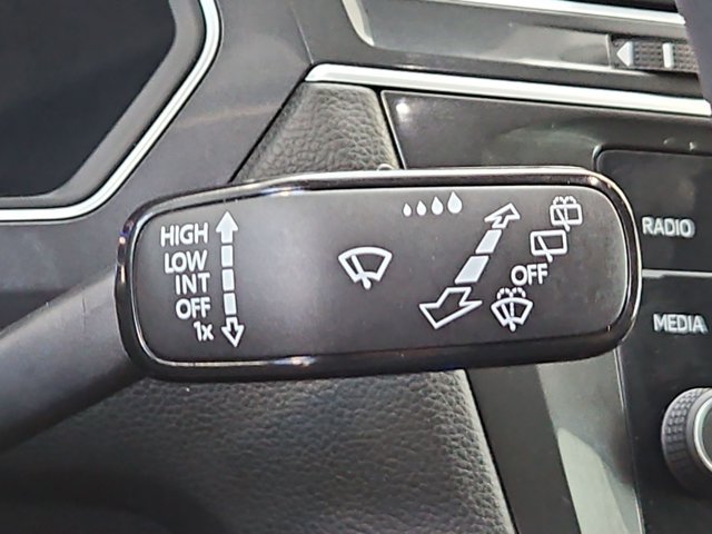 Used 2023 Volkswagen Tiguan SE w/ Panoramic Sunroof Package FWD image 30