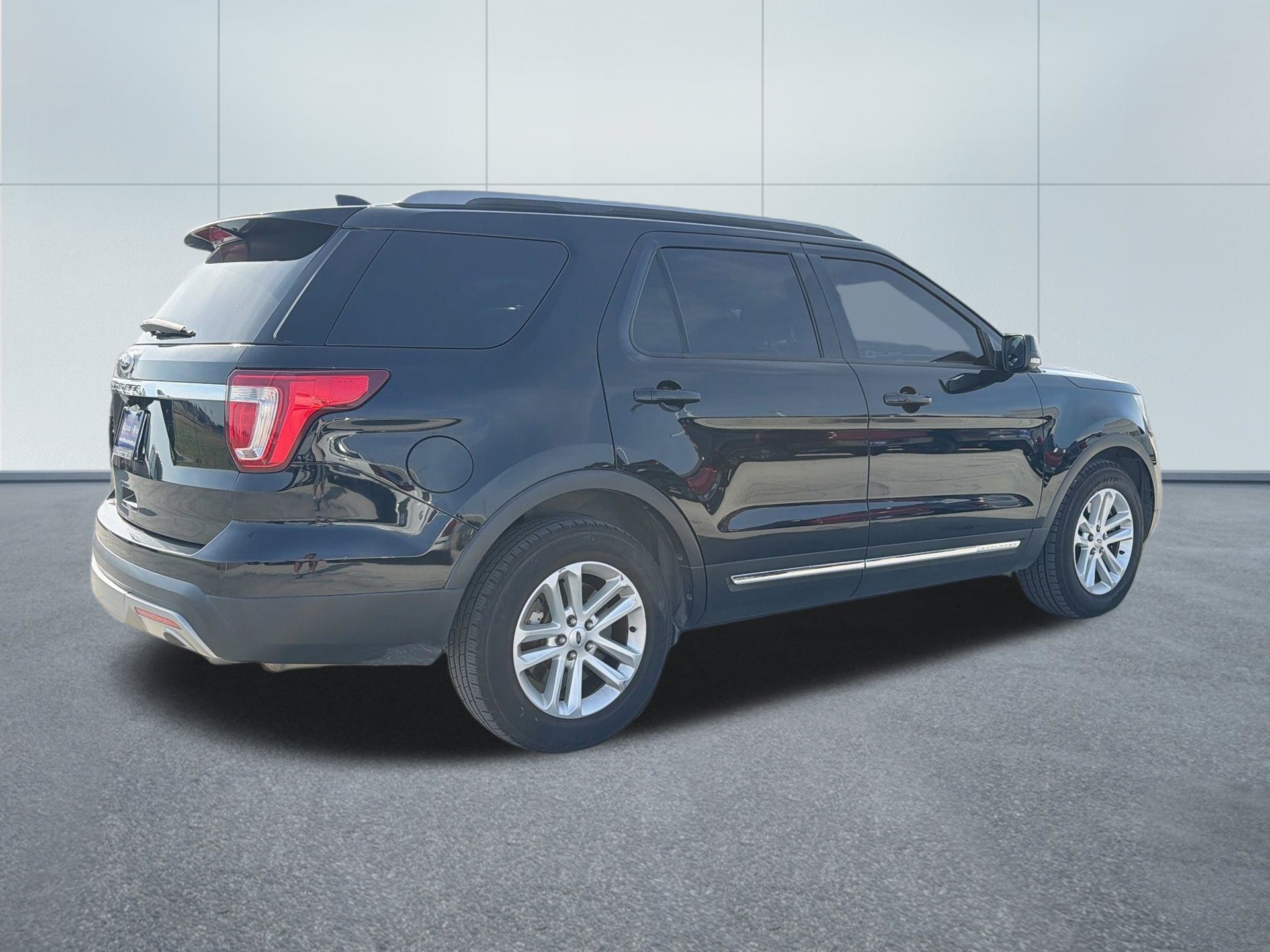 Used 2017 Ford Explorer XLT w/ Equipment Group 202A FWD image 5