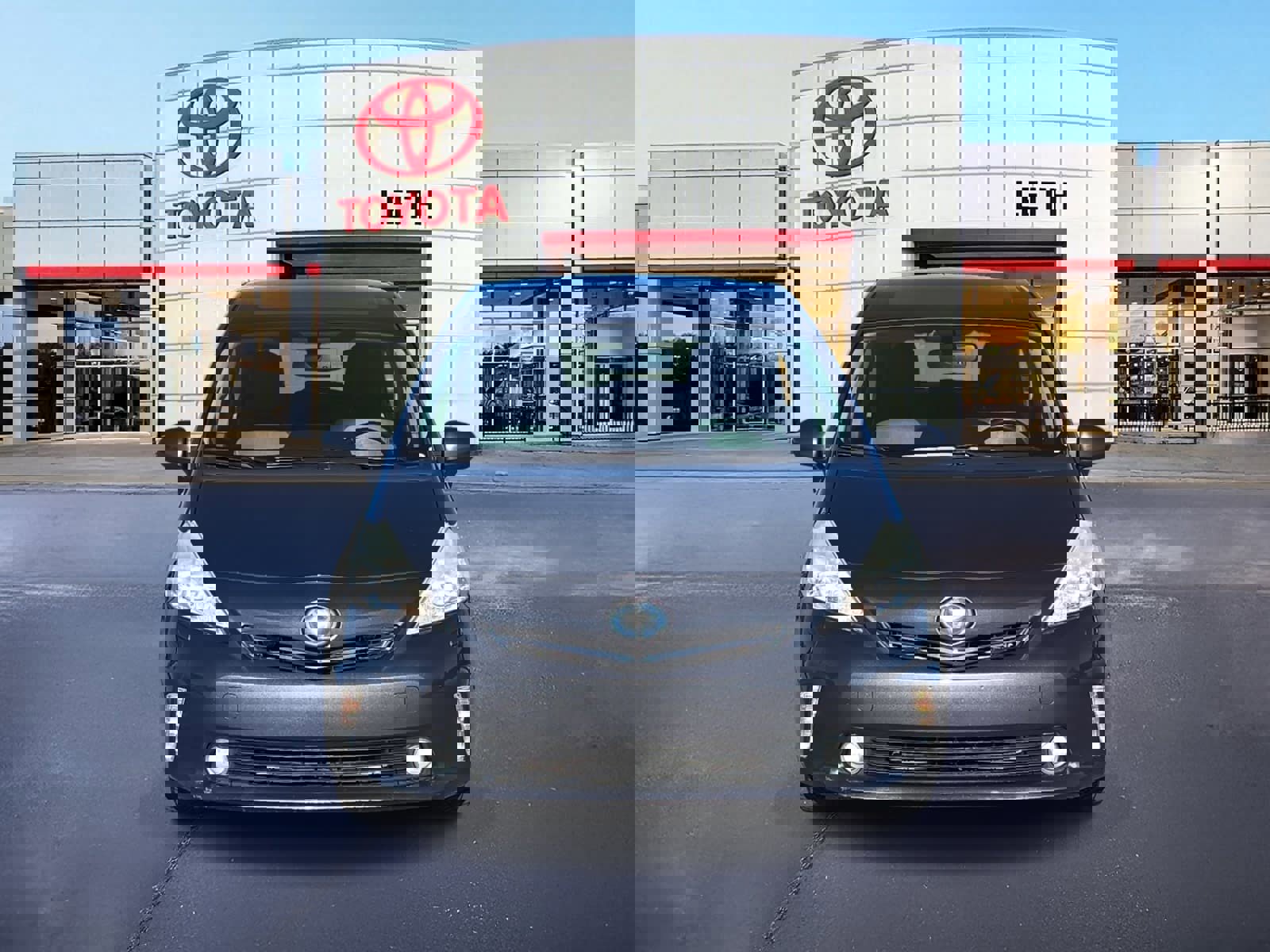 Used 2014 Toyota Prius V Five image 2