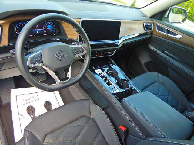 Used 2025 Volkswagen Atlas SE AWD/4WD image 2