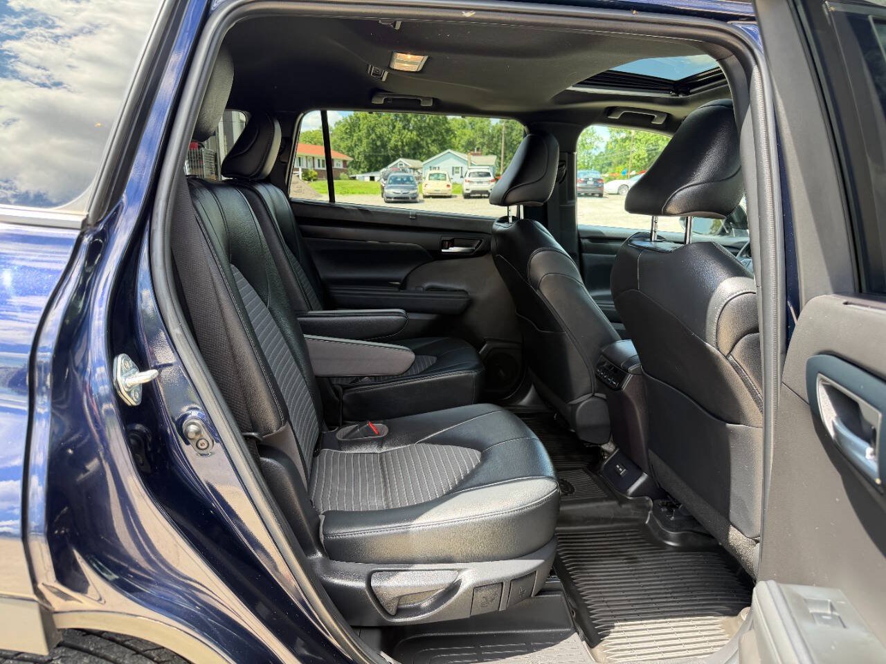 Used 2022 Toyota Highlander XSE AWD/4WD image 18