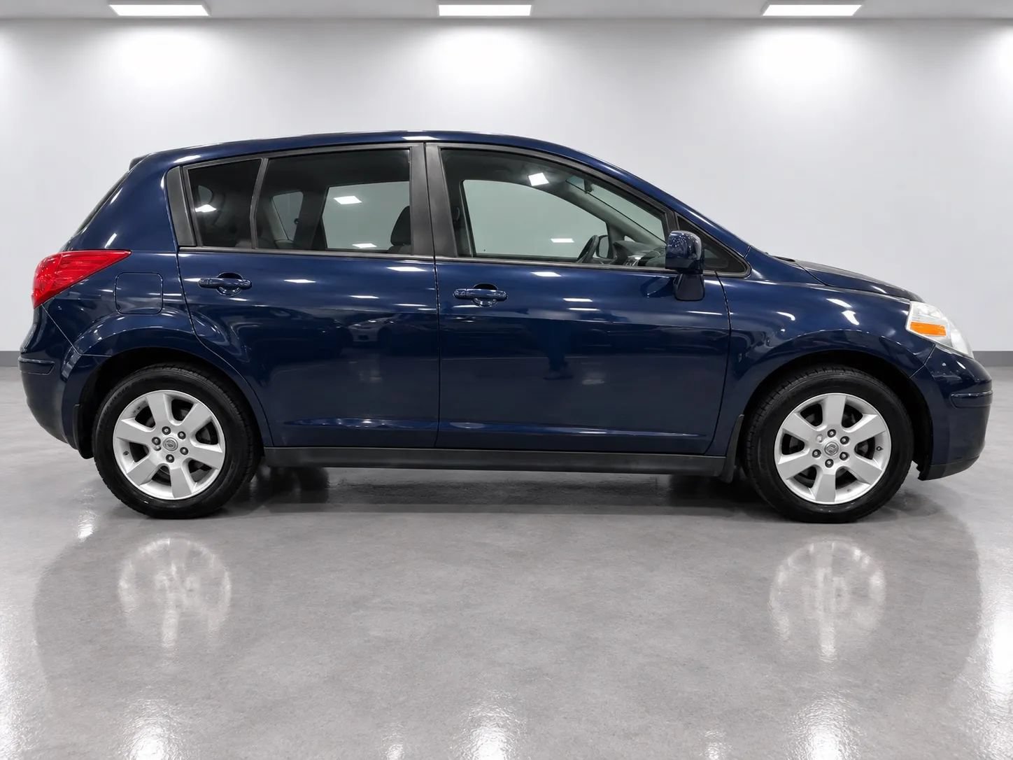 Used 2009 Nissan Versa Hatchback w/ Convenience Pkg FWD image 4