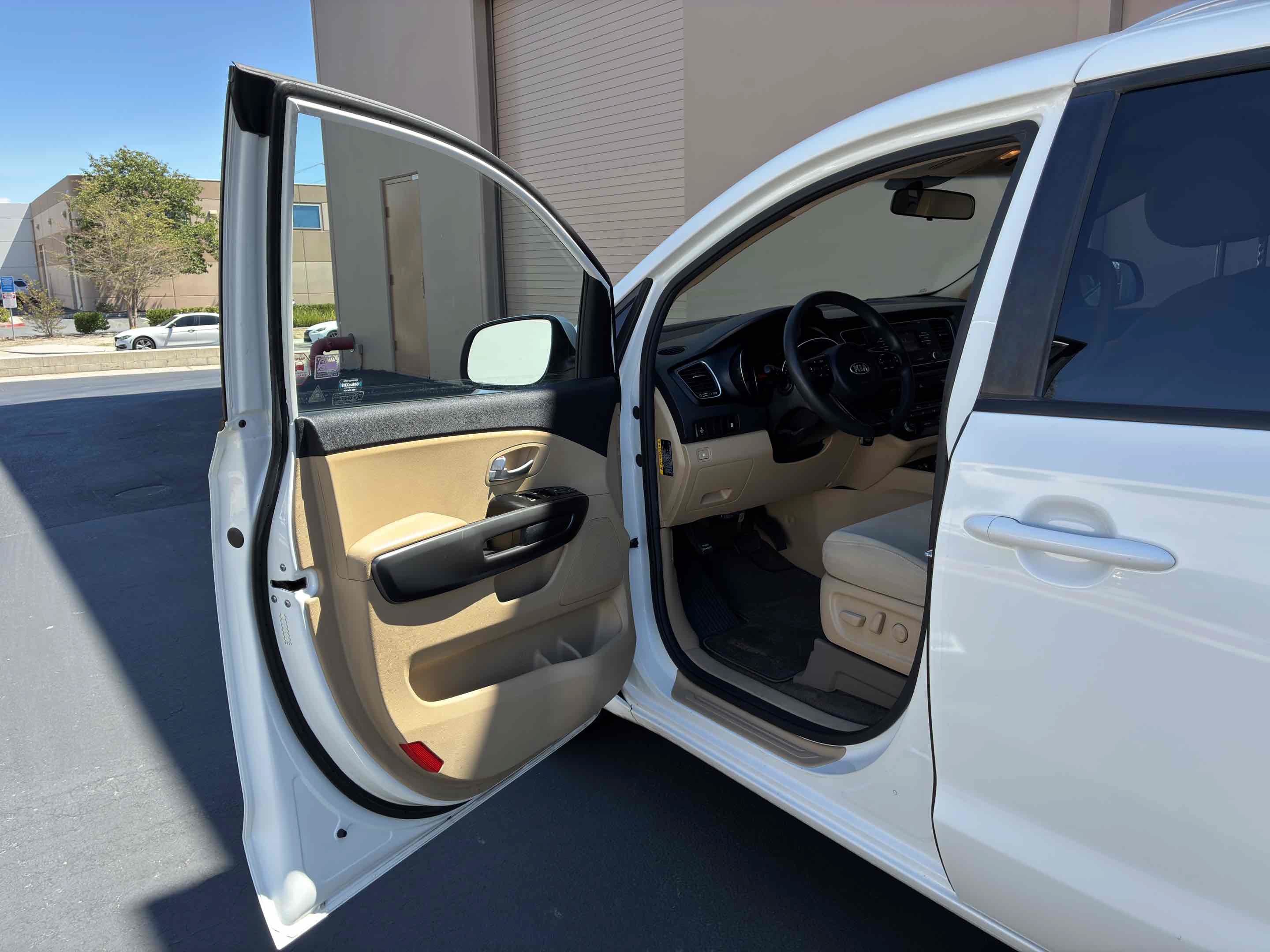 Used 2015 Kia Sedona LX w/ LX Convenience Package FWD image 38