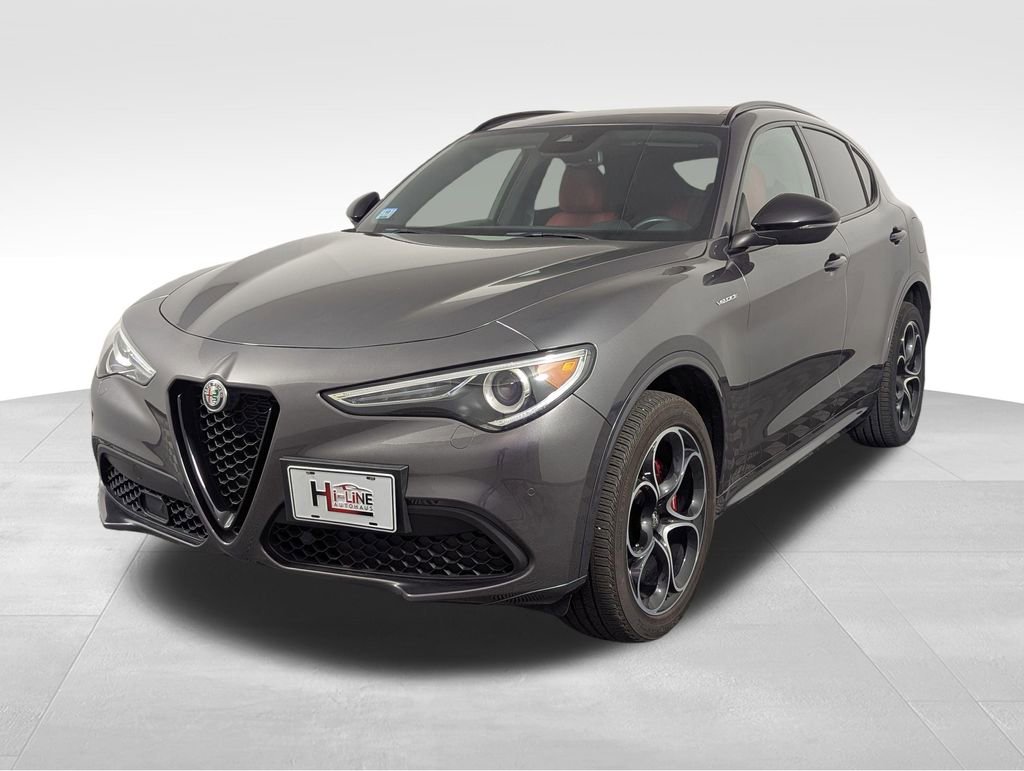 Used 2022 Alfa Romeo Stelvio Veloce image 2