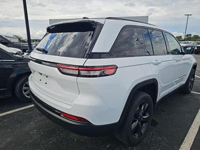 Used 2023 Jeep Grand Cherokee Altitude AWD/4WD image 4
