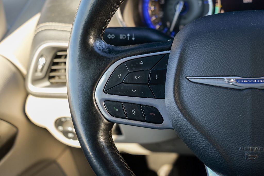 Used 2021 Chrysler Pacifica Touring-L image 34