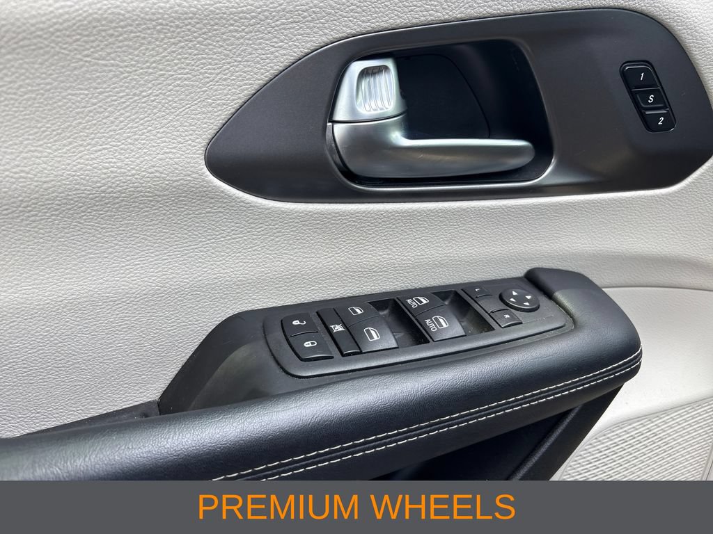 Used 2023 Chrysler Pacifica Touring-L FWD image 12