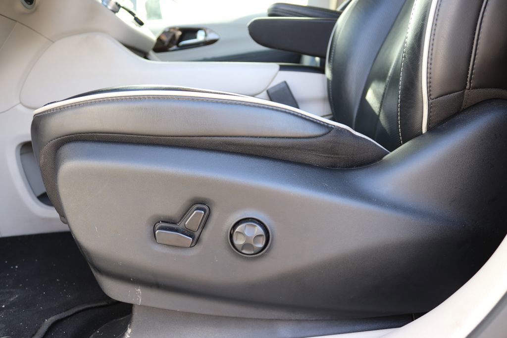 Used 2023 Chrysler Pacifica Limited image 11