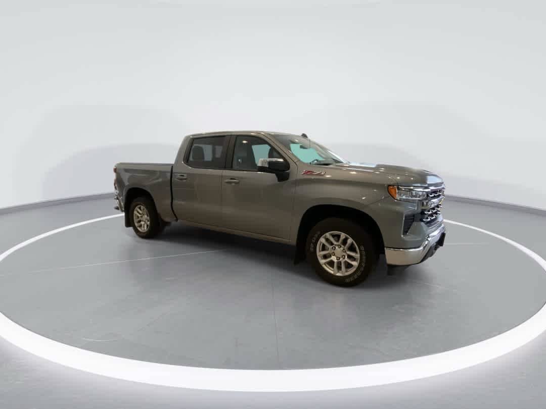 Used 2023 Chevrolet Silverado 1500 LT AWD/4WD image 2