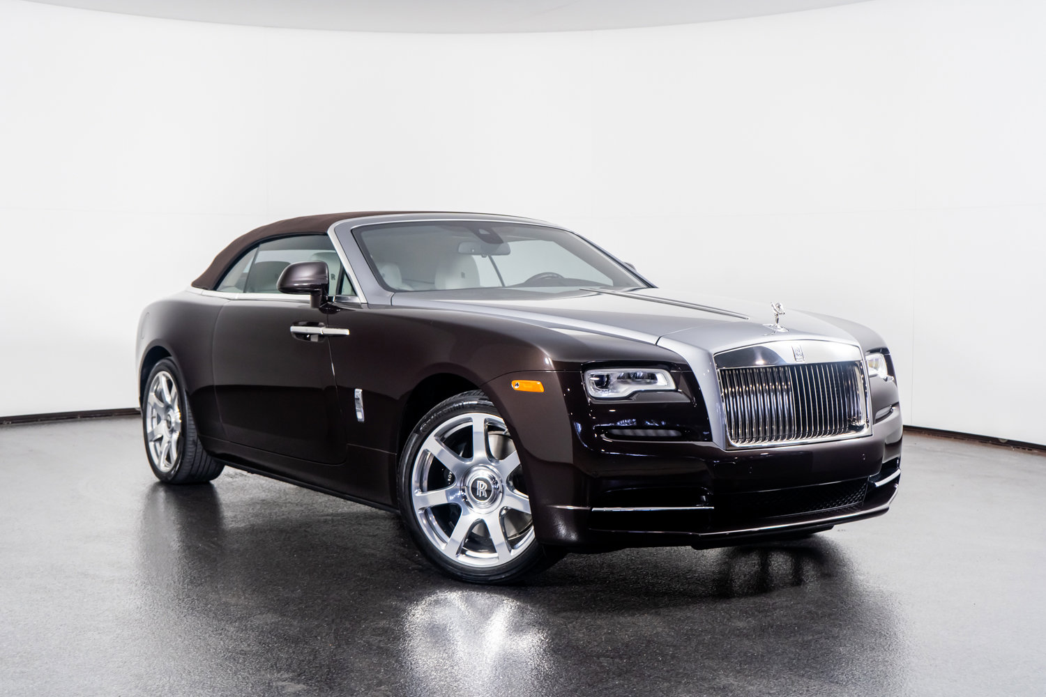 Used 2017 Rolls-Royce Dawn image 5