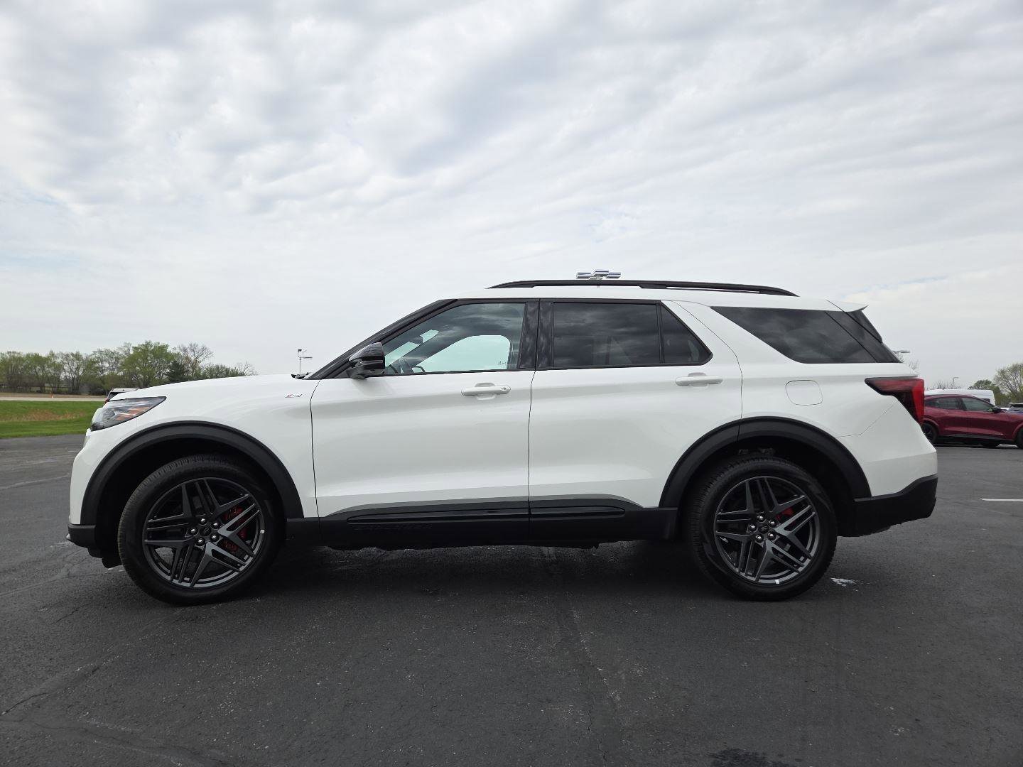 Used 2025 Ford Explorer ST-Line w/ ST-Line Street Pack AWD/4WD image 12