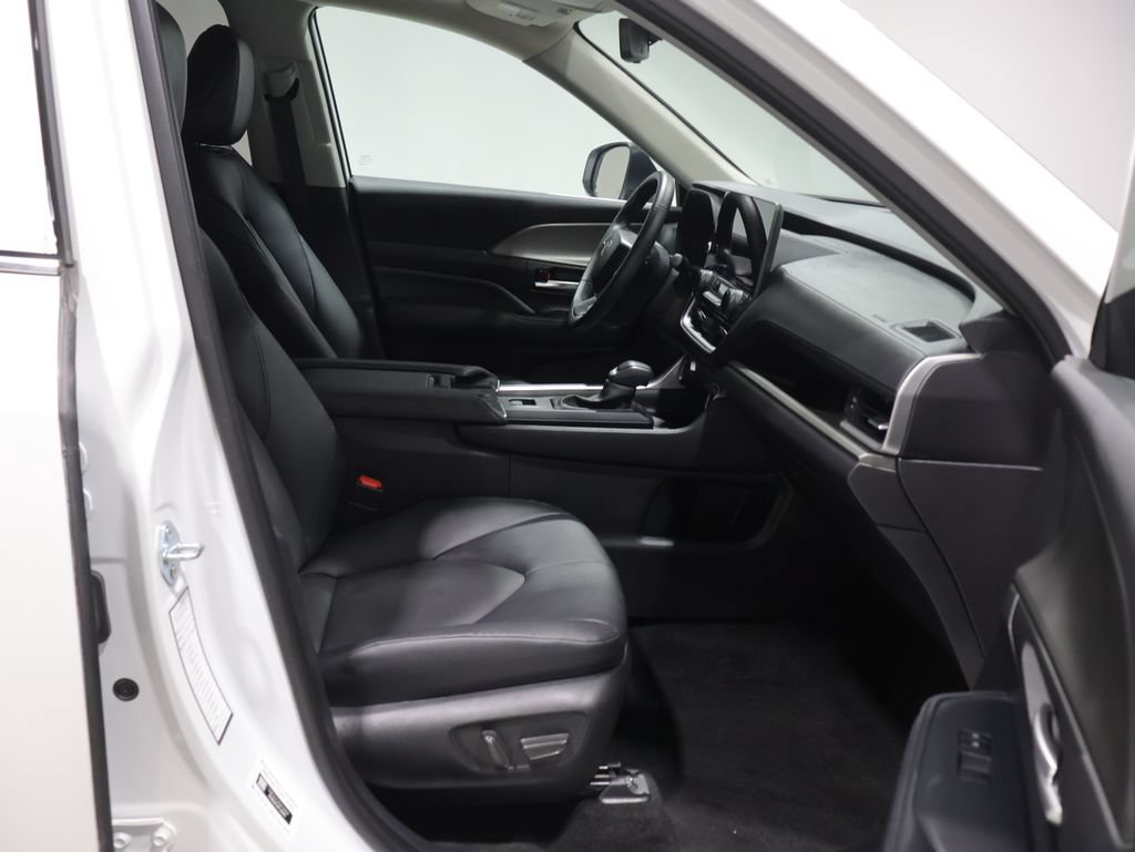 Used 2025 Toyota Grand Highlander AWD image 24