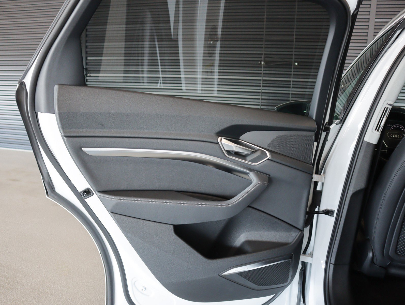 Used 2024 Audi Q8 e-tron Premium Plus w/ Premium Plus Package image 27