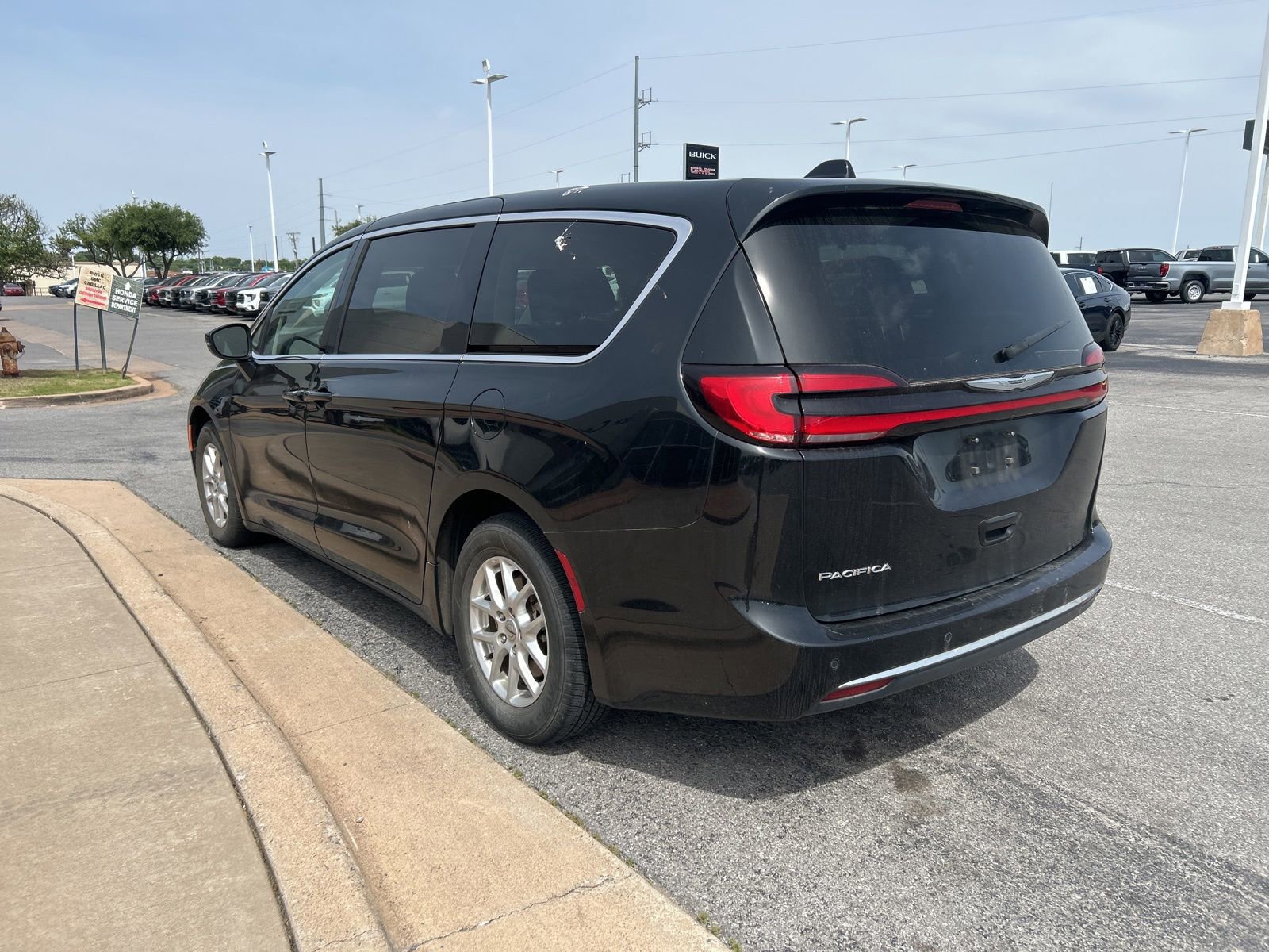 Used 2023 Chrysler Pacifica Touring-L FWD image 7