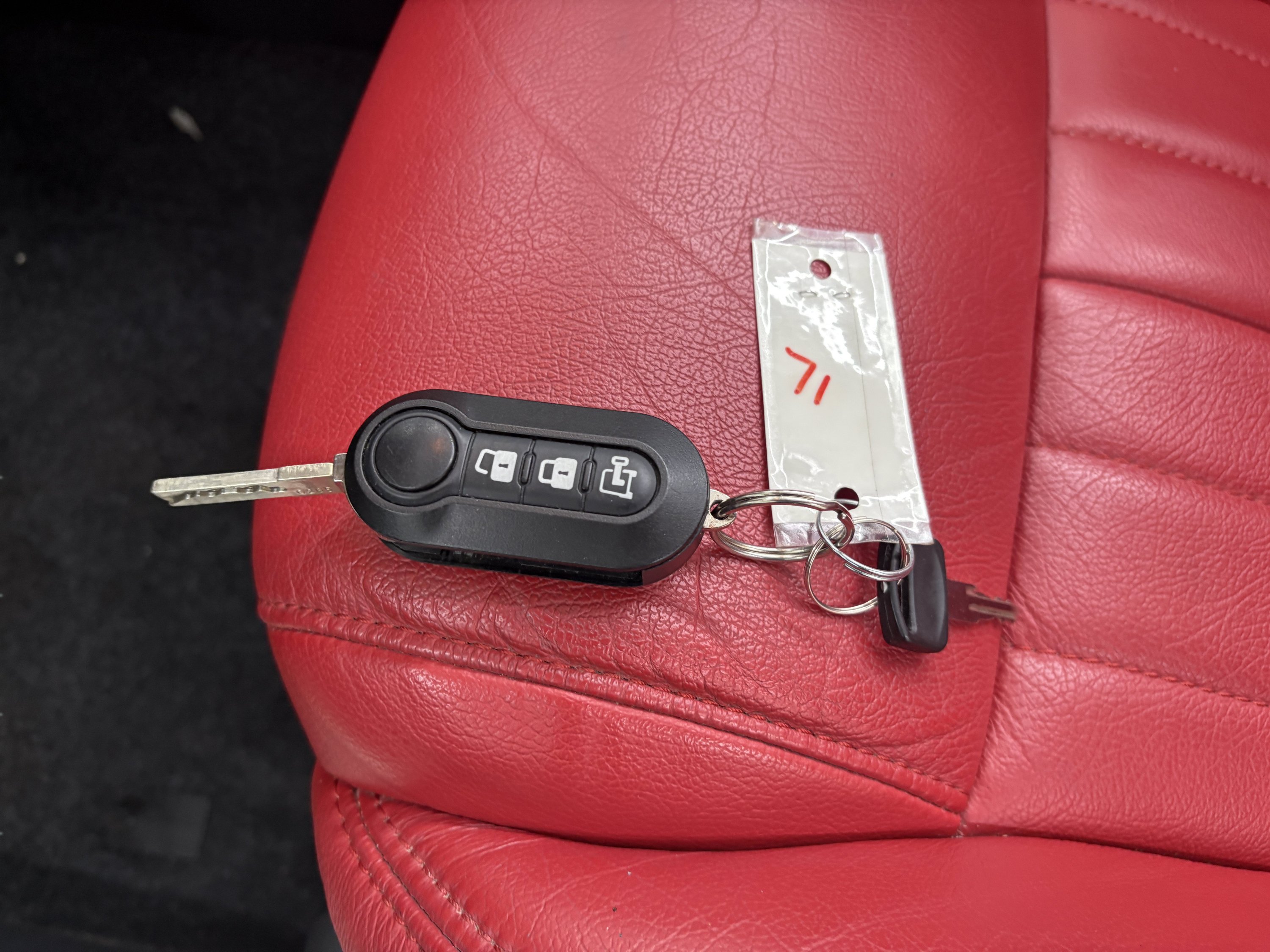 Used 2013 FIAT 500 Lounge w/ Luxury Leather Pkg FWD image 25