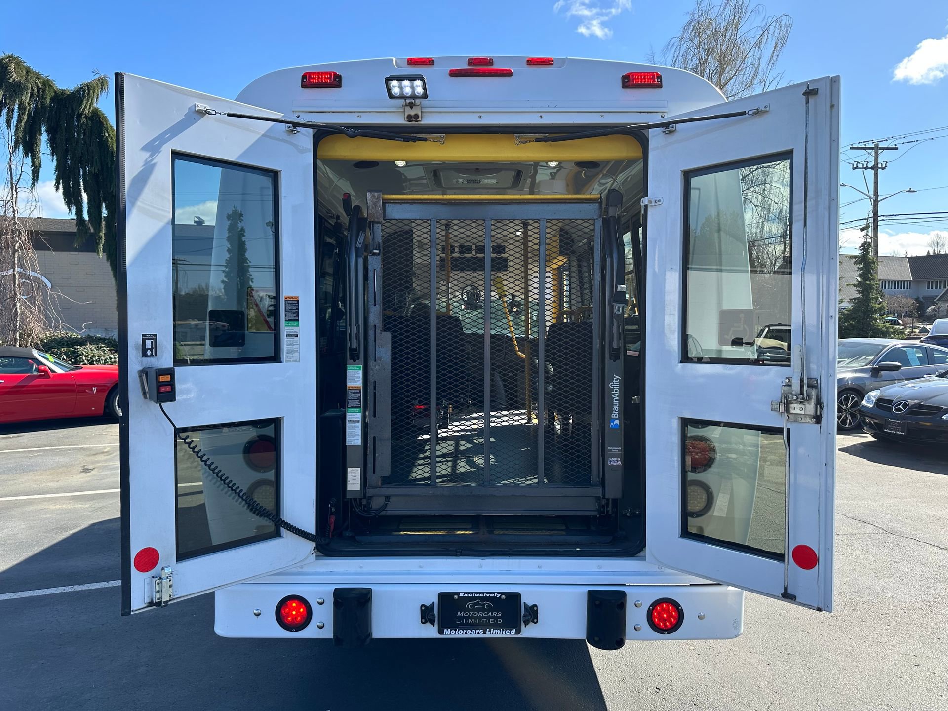 Used 2014 Chevrolet Express 3500 RWD image 25
