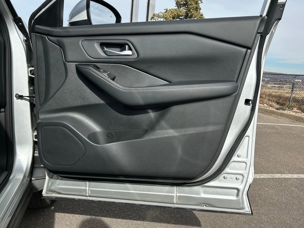 Used 2025 Nissan Rogue SV image 33