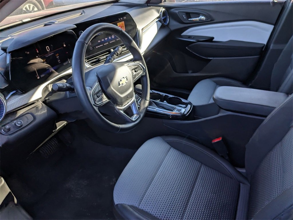 Used 2025 Chevrolet Trax LT w/ LT Convenience Package image 13